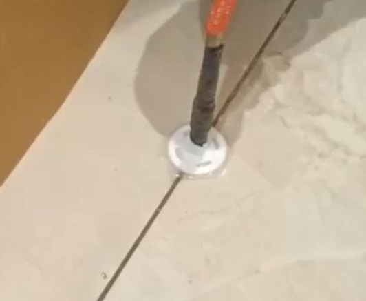 涿鹿瓷砖空鼓维修公司专业解答瓷砖在铺贴过程中，如果没有涂抹均匀到位的粘结材料（如水泥砂浆或瓷砖胶），可能会导致以下问题