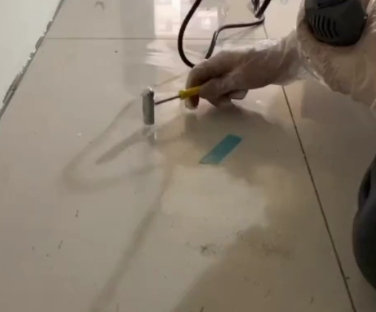 涿鹿瓷砖开裂维修公司专业分享瓷砖在铺贴前如果没有沥干水分，将会导致以下问题